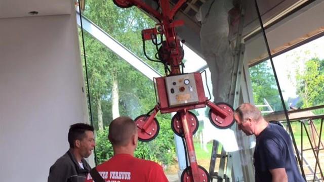 Grote ruiten geplaatst in Boelenslaan